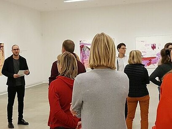 Studenten führen Studenten im Ravensburger Kunstmuseum. Führung durch die Ausstellung von Martha Jungwirth im Januar 2019.
