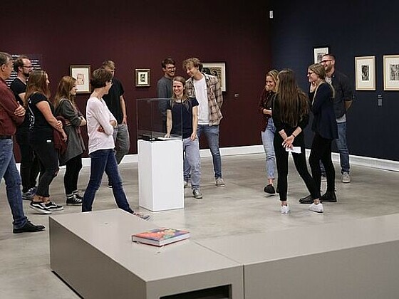 Studenten führen Studenten im Kunstmuseum Ravensburg. Foto: Wynrich Zlomke
